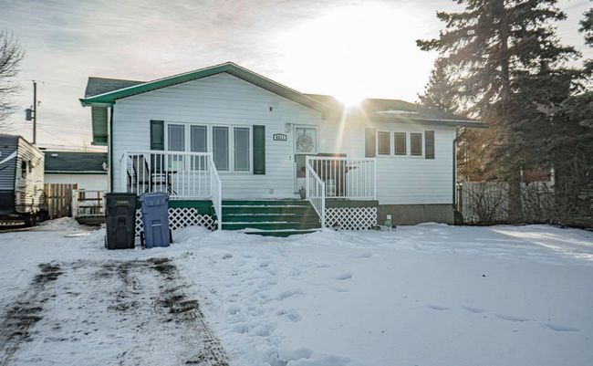 4511 50 Avenue, Home with 5 bedrooms, 2 bathrooms and 6 parking in Grimshaw AB | Image 2