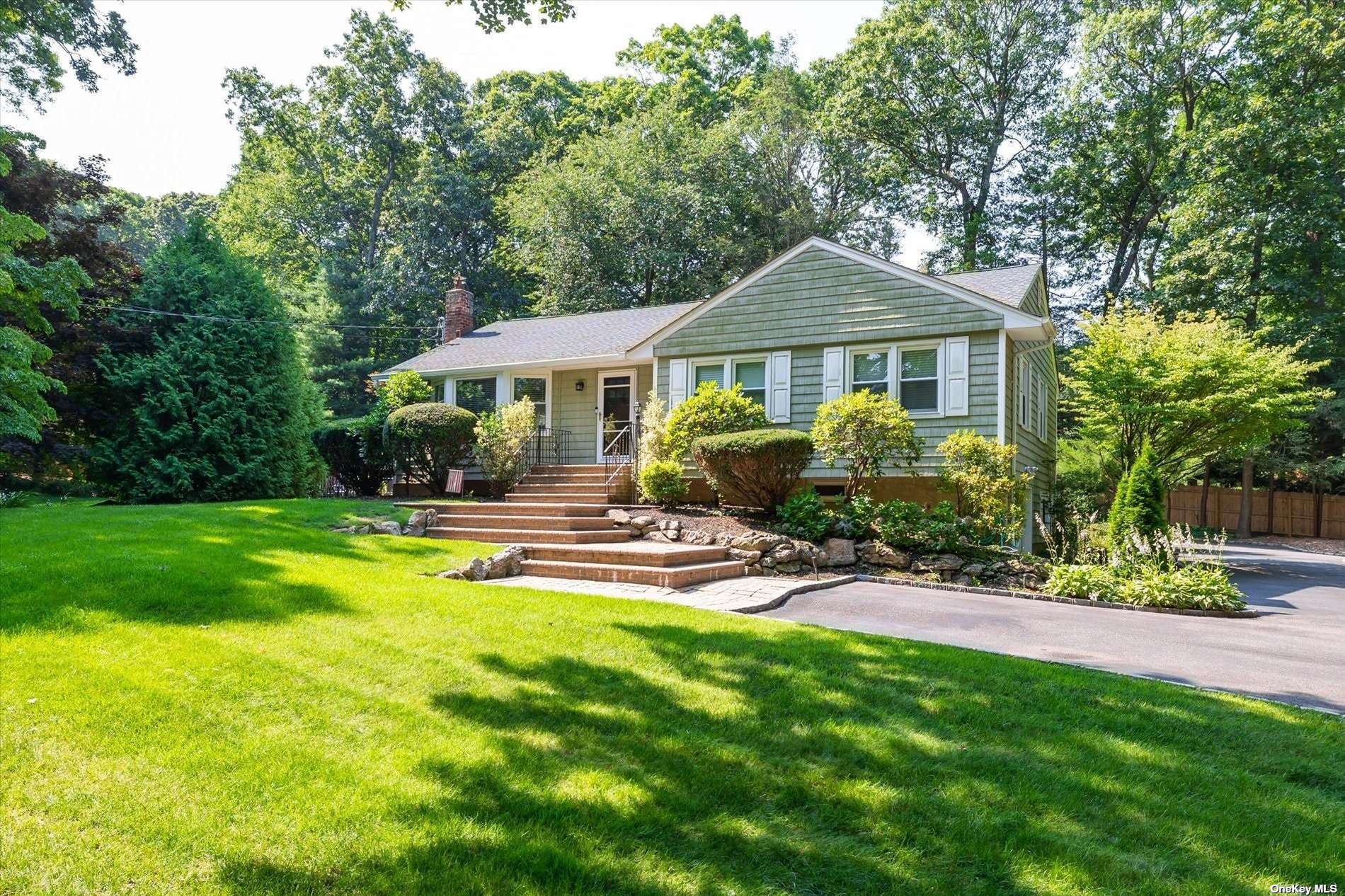 Meadowlark Ln, Huntington, NY 11743