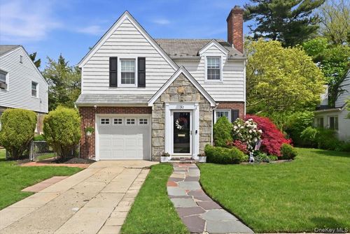 52 Wisteria Ave, Mineola, NY, 11501-4628 | Card Image