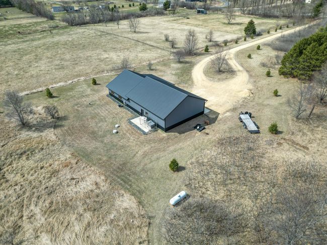 Great circular drive convenient for trailers! | Image 32