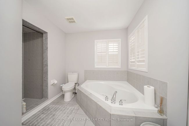 60 Capistro St, House other with 8 bedrooms, 5 bathrooms and 4 parking in Brampton ON | Image 24