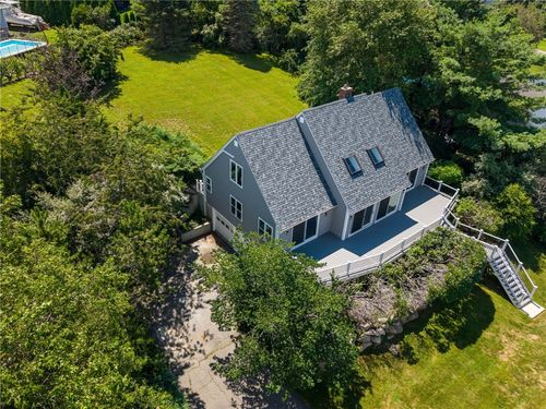 32 J H Dwyer Dr, Middletown, RI, 02842-4575 | Card Image