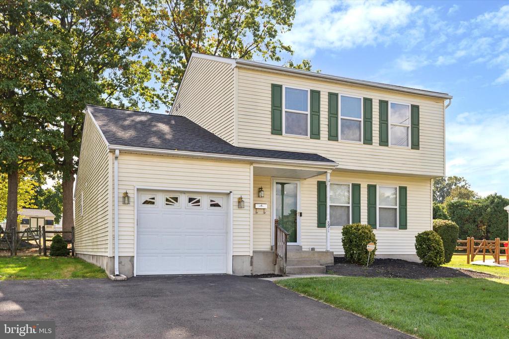 Decker Ln, Warminster, PA 18974