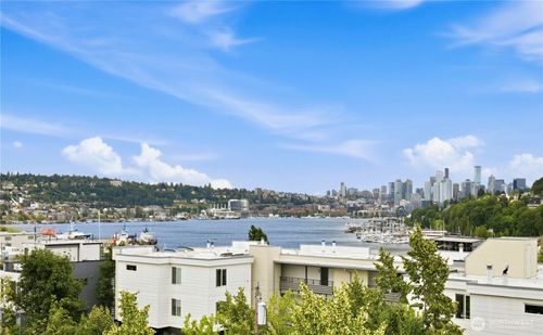 e-936 N 35th St, Seattle, WA, 98103-3424 | Card Image