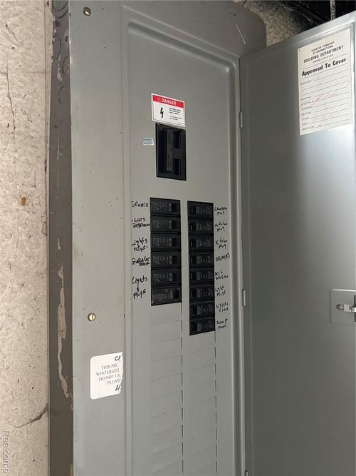 23300 Brentwood Dr, Trenton, MI, 48183-7200 | Card Image