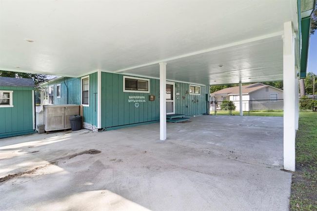Plenty of parking space. | Image 24