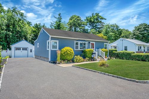 406 Old Farmingdale Rd, West Babylon, NY, 11704-6424 | Card Image