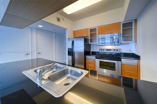 APT-3205 - 1750 N Bayshore Dr, Condo with 1 bedrooms, 1 bathrooms and null parking in Miami FL | Image 5