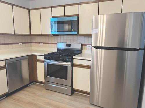 30 Lancaster Cir, Gurnee, IL, 60031-6228 | Card Image