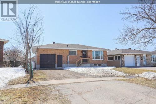 35 Pozzebon Cres, Sault Ste Marie, ON, P6C6A7 | Card Image