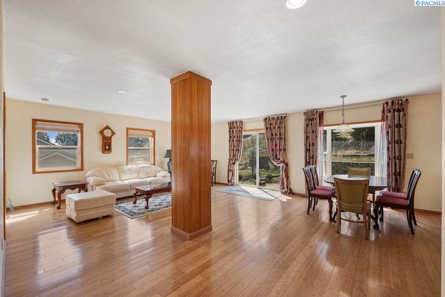 515 Nw Robert St, Home with 4 bedrooms, 4 bathrooms and null parking in Pullman WA | Image 4