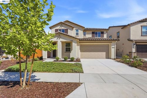 639 Rosedale Way, Lathrop, CA, 95330-7006 | Card Image