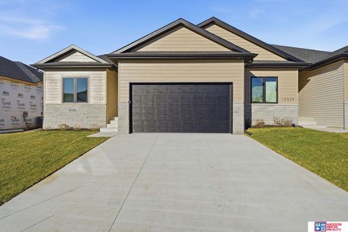 10528 Majestic Ln, Lincoln, NE, 68527-2526 | Card Image