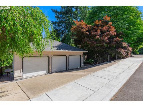 747 Se 27th St, Gresham, OR, 97080-9302 | Card Image