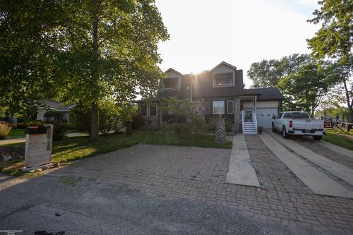 30120 Adams Dr, Gibraltar, MI, 48173-9503 | Card Image