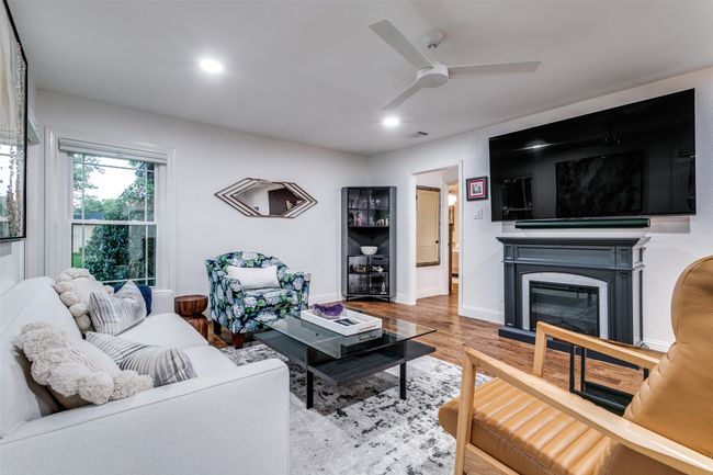 854 E Wall St, House other with 3 bedrooms, 2 bathrooms and null parking in Grapevine TX | Image 10