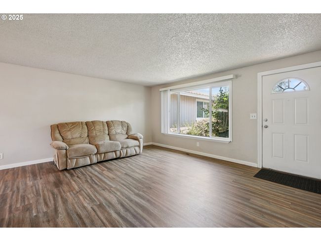 Living Room/Entrance | Image 4