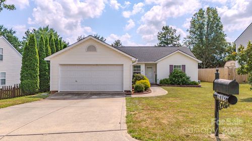 1975 8th Street Ln Se, Hickory, NC, 28602-4159 | Card Image