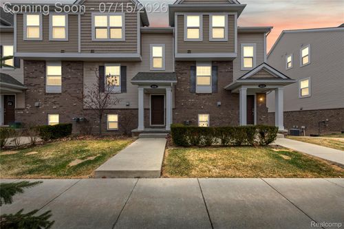 4616 Bradley Cir, Troy, MI, 48085-5108 | Card Image