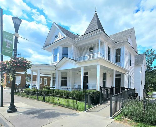 254 Main St, Tazewell, VA, 24651-6110 | Card Image