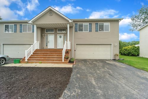 1116 Lakeview Cir, Grand Blanc, MI, 48439-8048 | Card Image