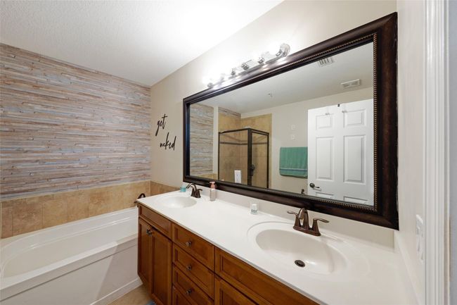 Master en suite bathroom | Image 17