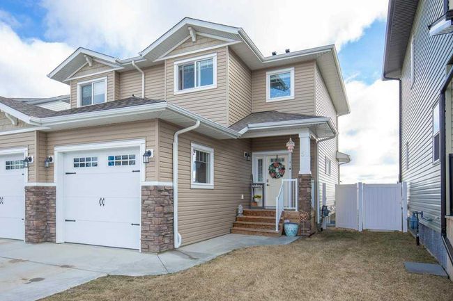 51 Iron Gate Boulevard, Home with 3 bedrooms, 2 bathrooms and 2 parking in Sylvan Lake AB | Image 2