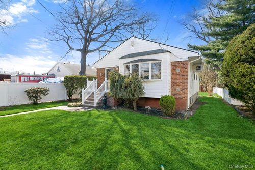 15 Woodlawn Avenue, Hempstead, NY, 11581 | Card Image