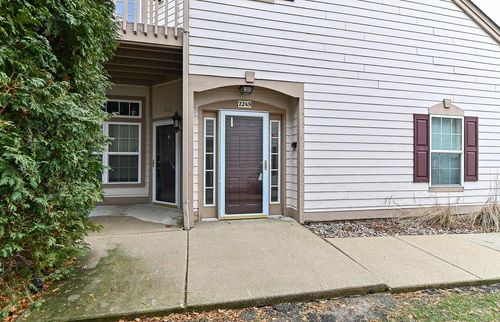 201-2245 W Vista Bella Drive, Oak Creek, WI, 53154 | Card Image