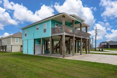 984 S Stingaree Drive, House other with 2 bedrooms, 2 bathrooms and null parking in Crystal Beach TX | Image 3