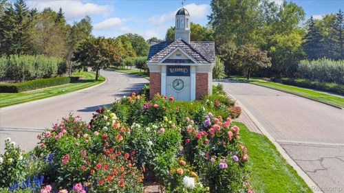 124 Woodfield Ct, Grand Blanc, MI, 48439 | Card Image