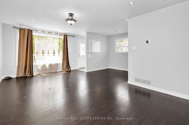 69 Newstead Cres, House attached with 4 bedrooms, 2 bathrooms and 3 parking in Brampton ON | Image 7