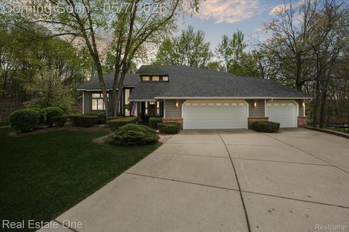 38967 Holsworth Ct, Farmington Hills, MI, 48331-1606 | Card Image