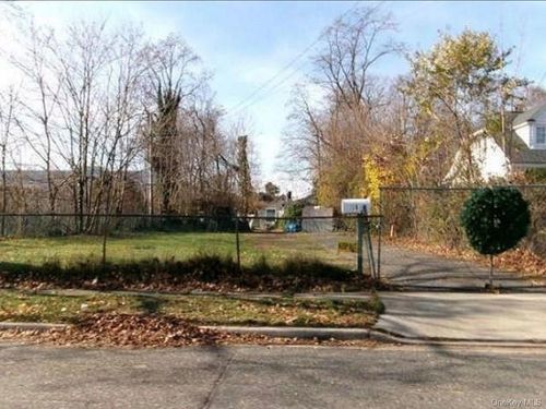 18 N Baldwin Pl, Massapequa, NY, 11758-5524 | Card Image