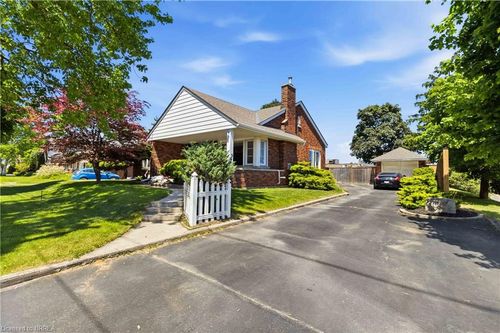 134 Queensway Dr, Brantford, ON, N3R4X3 | Card Image
