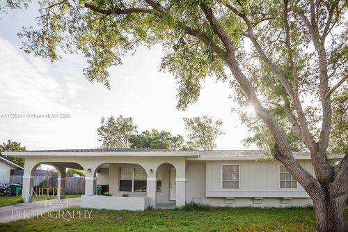 323 Ne Midfield Ln, Port St. Lucie, FL, 34983-1721 | Card Image