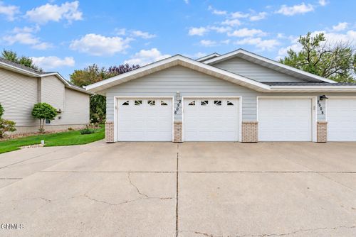 2906 46th Ave Se, Mandan, ND, 58554-4722 | Card Image