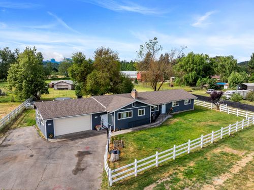 4675 Leonard Rd, Grants Pass, OR, 97527-9211 | Card Image