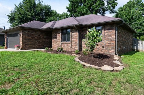 913 Fairway Ct, Nixa, MO, 65714-8610 | Card Image