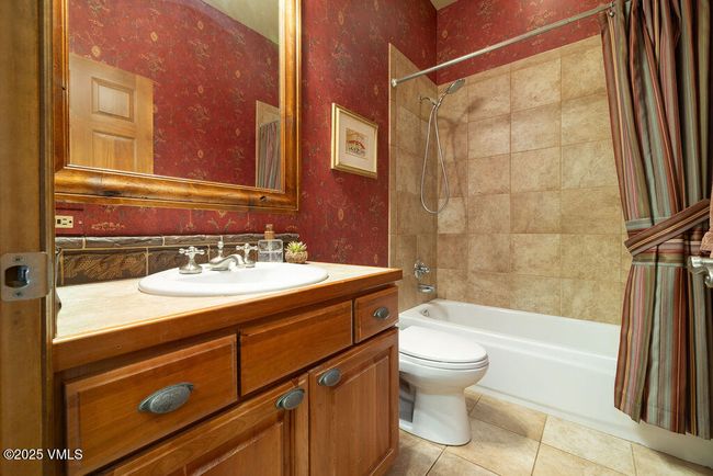 Upper Level Bathroom | Image 20