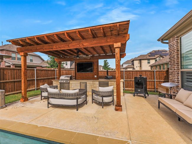 Outdoor kitchen and covered patio | Image 32