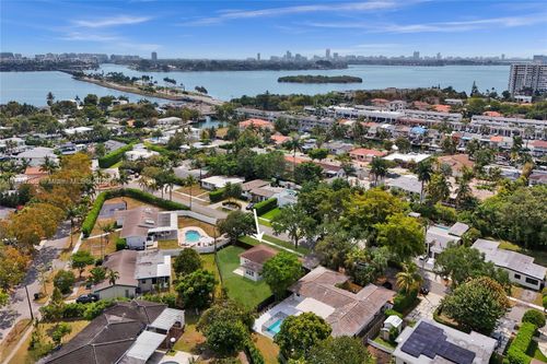 2125 Alamanda Dr, North Miami, FL, 33181-2604 | Card Image