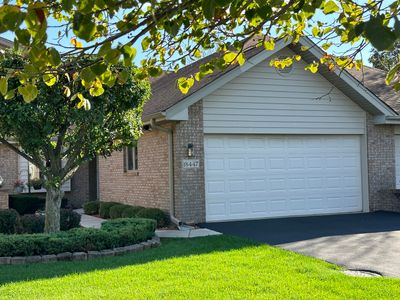 18447 Lakeview Cir East, Townhouse with 2 bedrooms, 3 bathrooms and 2 parking in Tinley Park IL | Image 3