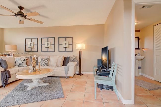 3750 Victoria Dr, Townhouse with 2 bedrooms, 3 bathrooms and null parking in West Palm Beach FL | Image 5