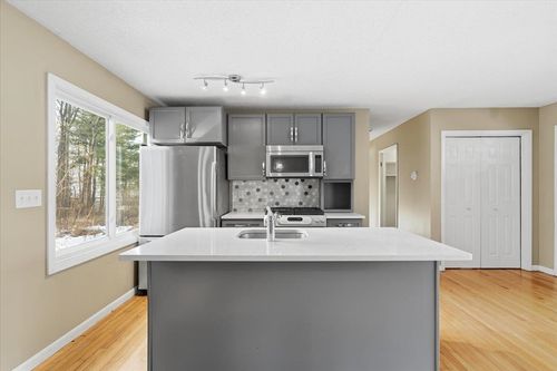 102 Juniper Rdg, Shelburne, VT, 05482-6759 | Card Image