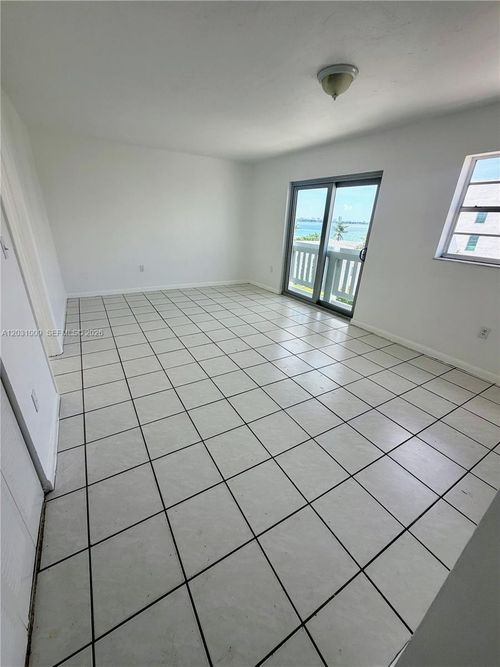 401-2001 Bay Dr, Miami Beach, FL, 33141-4497 | Card Image