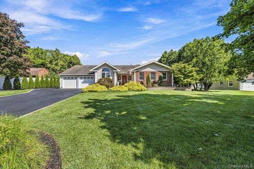 31 Dehan St, Smithtown, NY, 11787-1034 | Card Image