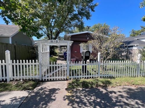 610 N Tom St, Webb City, MO, 64870-1442 | Card Image