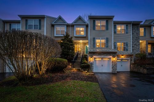 811 Huntington Dr, Fishkill, NY, 12524-4917 | Card Image