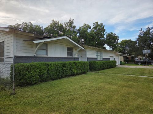 304 S Buffalo St, Chico, TX, 76431-2416 | Card Image